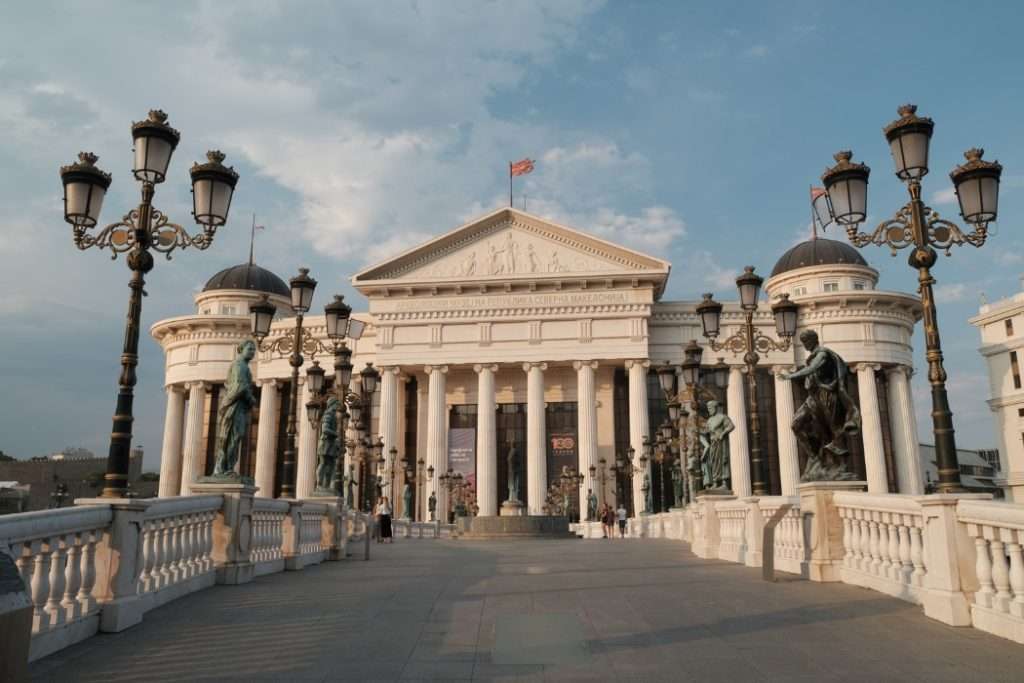Imposante Gebäude an der Vardar