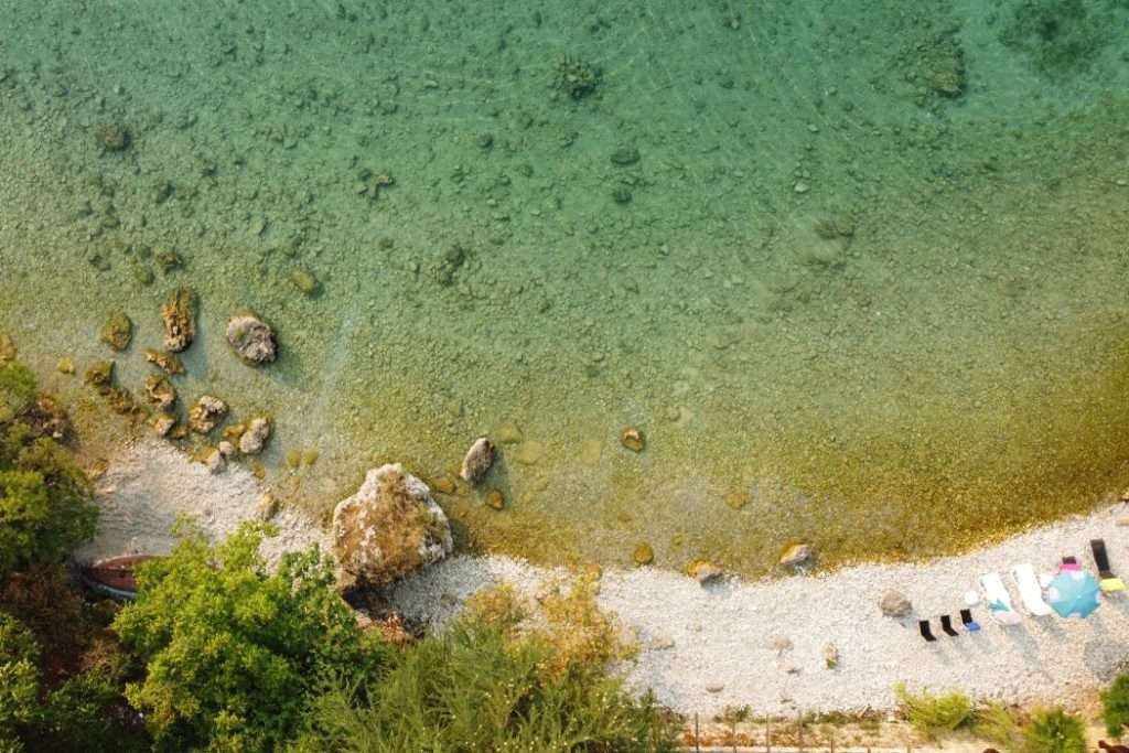 Kiesstrand und klares Wasser